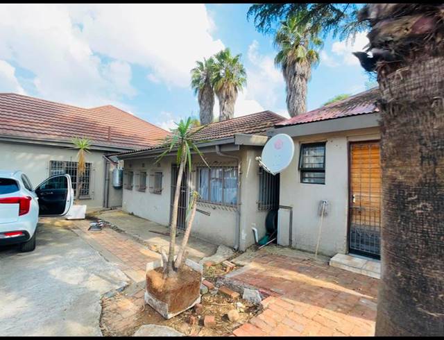 7 BEDROOM HOUSE FOR SALE IN PRIMROSE